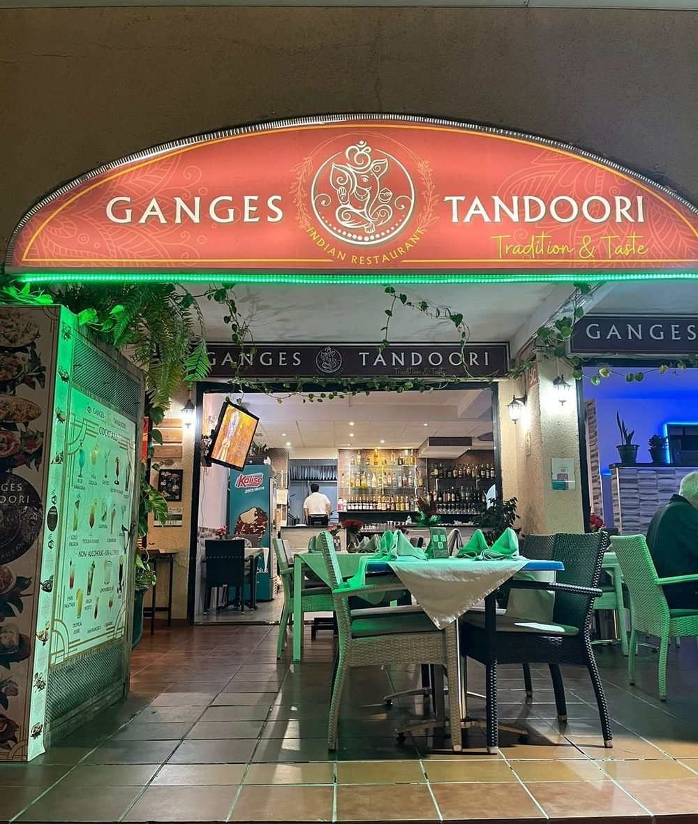 Entrance of Ganges Tandoori Las Américas restaurant at night