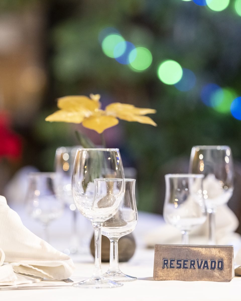 Elegant table set with a RESERVADO sign at Ganges Las Américas